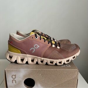 ON RUNNING SNEAKER CLOUD X